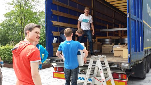 Schüler der RiMS-Schule verladen Schulbücher für die Lenauschule