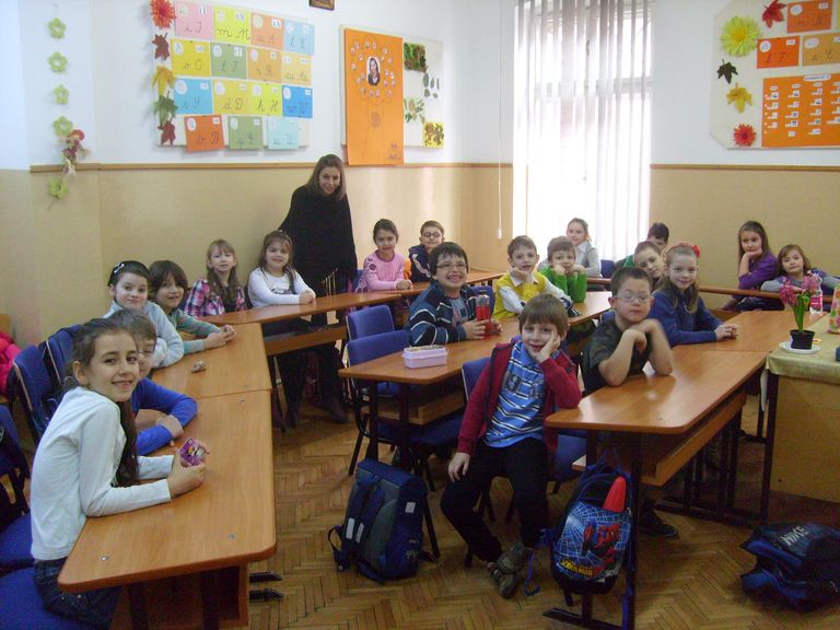 Neue Stühle in der kleinen Schule